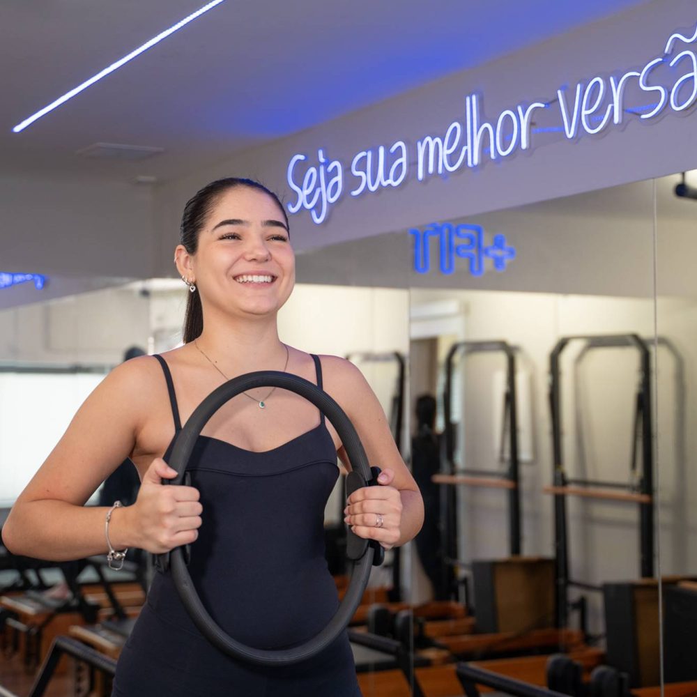mulher-realizando-pilates-tradicional-maisfit-leblon